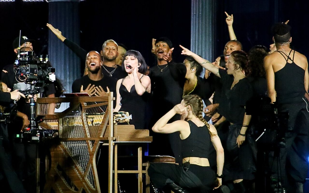 Lady Gaga ensaia e se emociona no palco em Copacabana. Fotos!