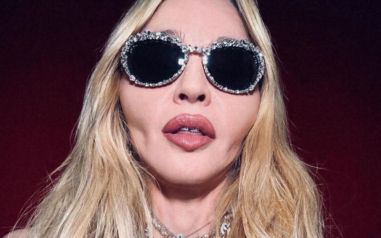 Lady Gaga chega no Rio para show gratuito em Copacabana  “Quase um ano desde o último show da minha ‘Celebration Tour’, que terminou no Rio! Obrigada, Brasil, por uma experiência inesquecível! E muito obrigada à minha comunidade pelo apoio incansável!”, escreveu ela.