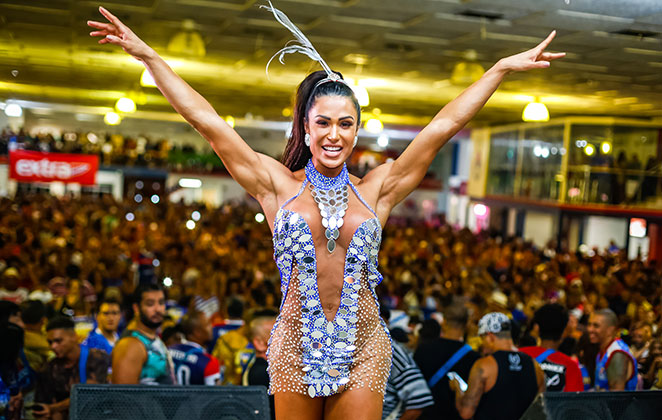 Gracyanne Barbosa reassume posto de Rainha de Bateria da União da Ilha