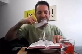 Vídeo de “pastor” comendo páginas da Bíblia repercute nas redes sociais