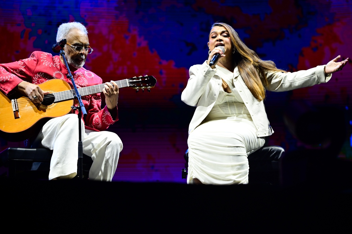 Preta Gil canta com o pai e emociona plateia