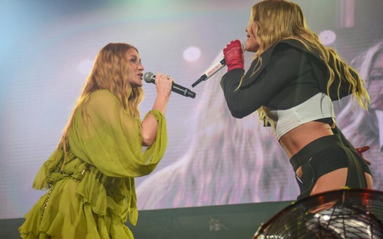 Luísa Sonza canta com Marina Ruy Barbosa e surpreende fãs em show