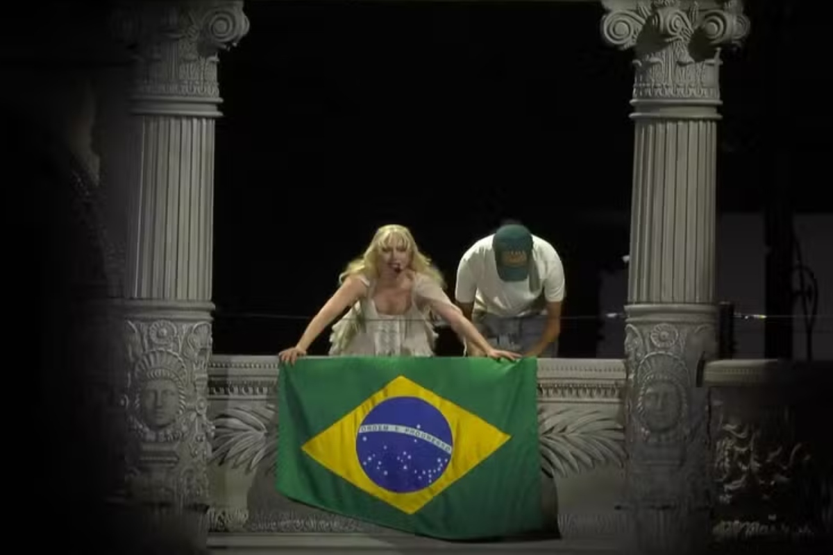 Lady Gaga chora, se emociona e faz homenagem aos fãs brasileiros