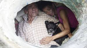 Casal que viveu num esgoto durante 22 anos mostra como é o seu interior