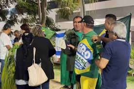 Confusão entre pastores marca último culto em apoio a Bolsonaro na frente de hospital