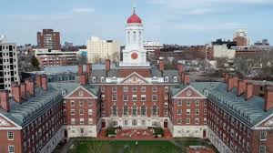 Como Harvard se tornou a universidade mais rica do mundo e sua fortuna lhe permite resistir à pressão de Trump