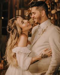 Julliany Souza e Léo Brandão anunciam gravidez