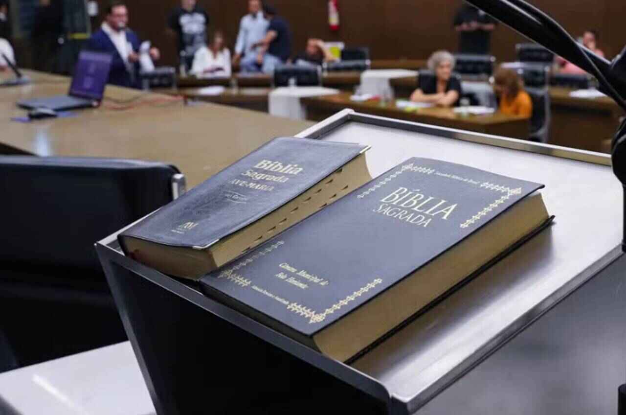 Câmara Municipal de BH aprova o uso da Bíblia como material complementar nas escolas