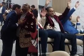 Miguel Oliveira profetiza para o “Pastor do Tarô” durante culto