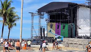 Lady Gaga em Copacabana: Fãs acompanham a montagem do palco