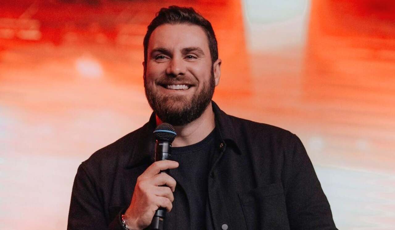 PASTOR ANDRE FERNANDES  DA  IGREJA  LAGOINHA  leiloa  UM RELOGIO  OFERTADO BUGARE por R$ 8  mil REAIS durante o culto