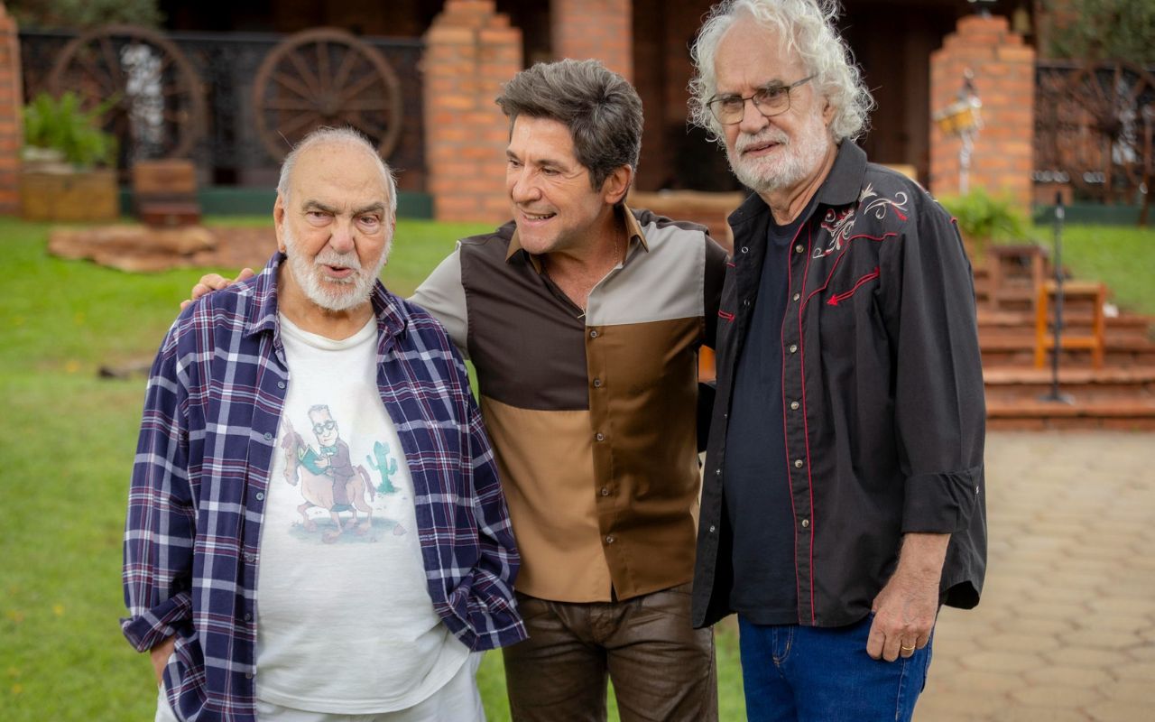 Lima Duarte e Renato Teixeira plantam Pau Brasil na fazenda de Daniel