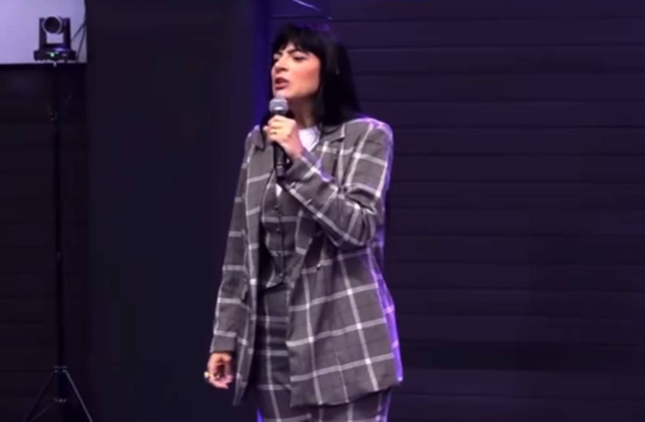 Fernanda Brum repreende mulher que profetizava no meio da pregação